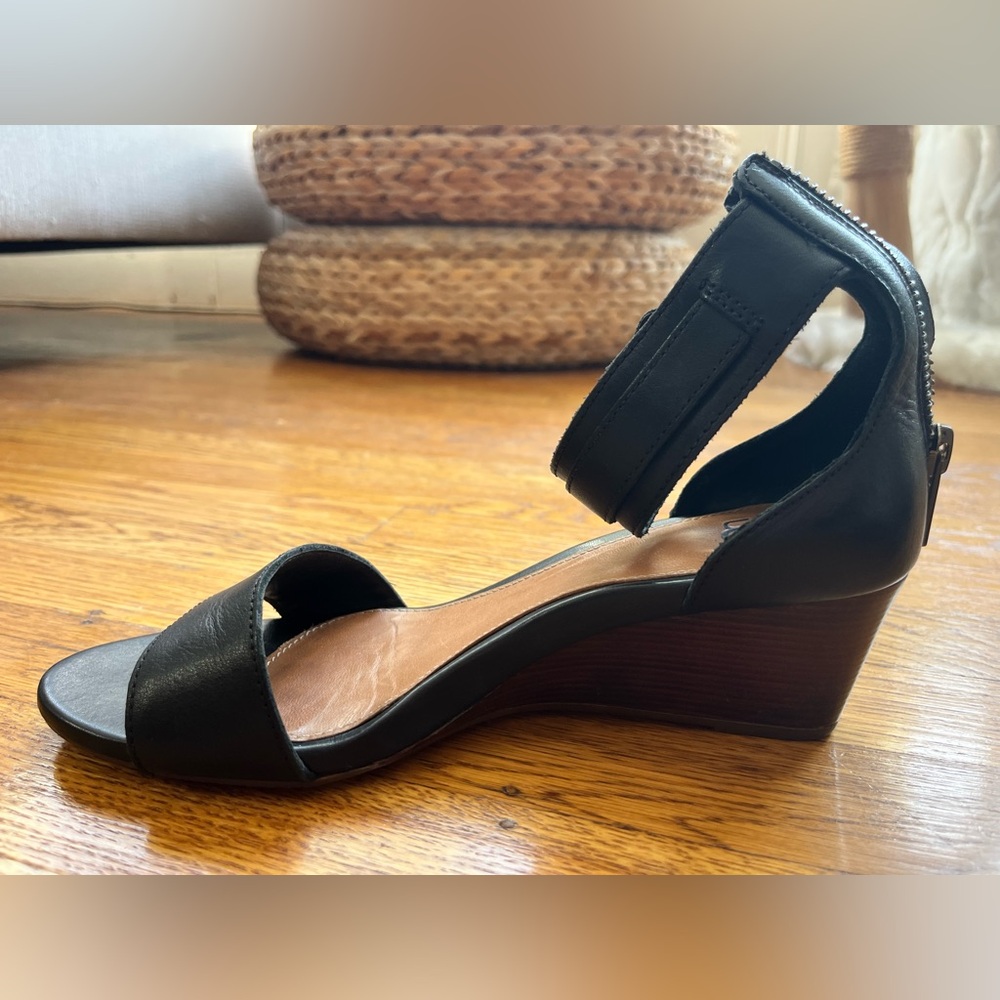 UGG Women's Black Leather Sandals - Picture 6 of 16